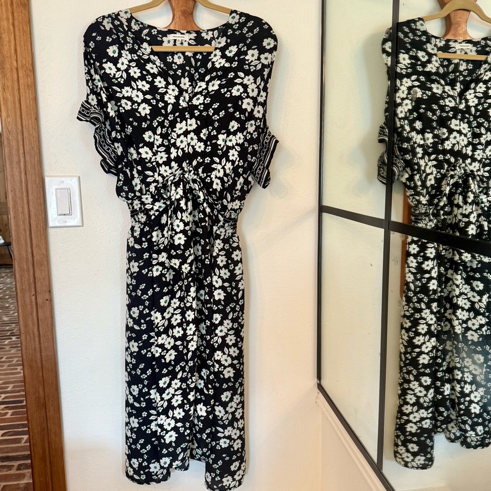 Max Studio chiffon floral flutter sleeve midi dress size Xl with elastic waist.